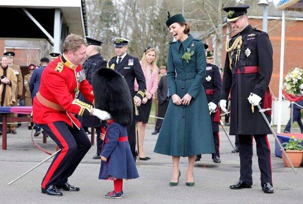 kate middleton, kate little girl st patricks day, girl takes posy of flowers duchess of cambridge, duchess of cambridge st patricks day video, indian express