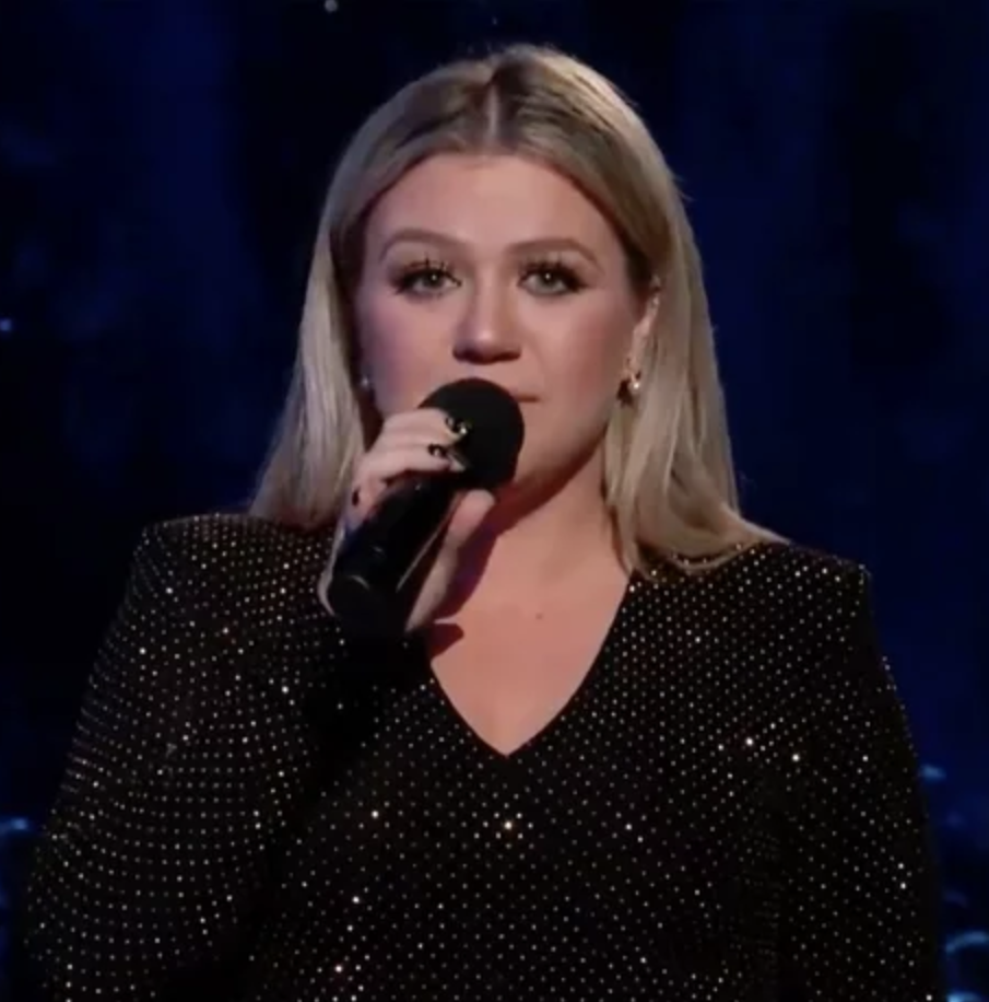 Kelly Clarkson Makes Emotional Plea for Gun Control to Open Billboard Music Awards