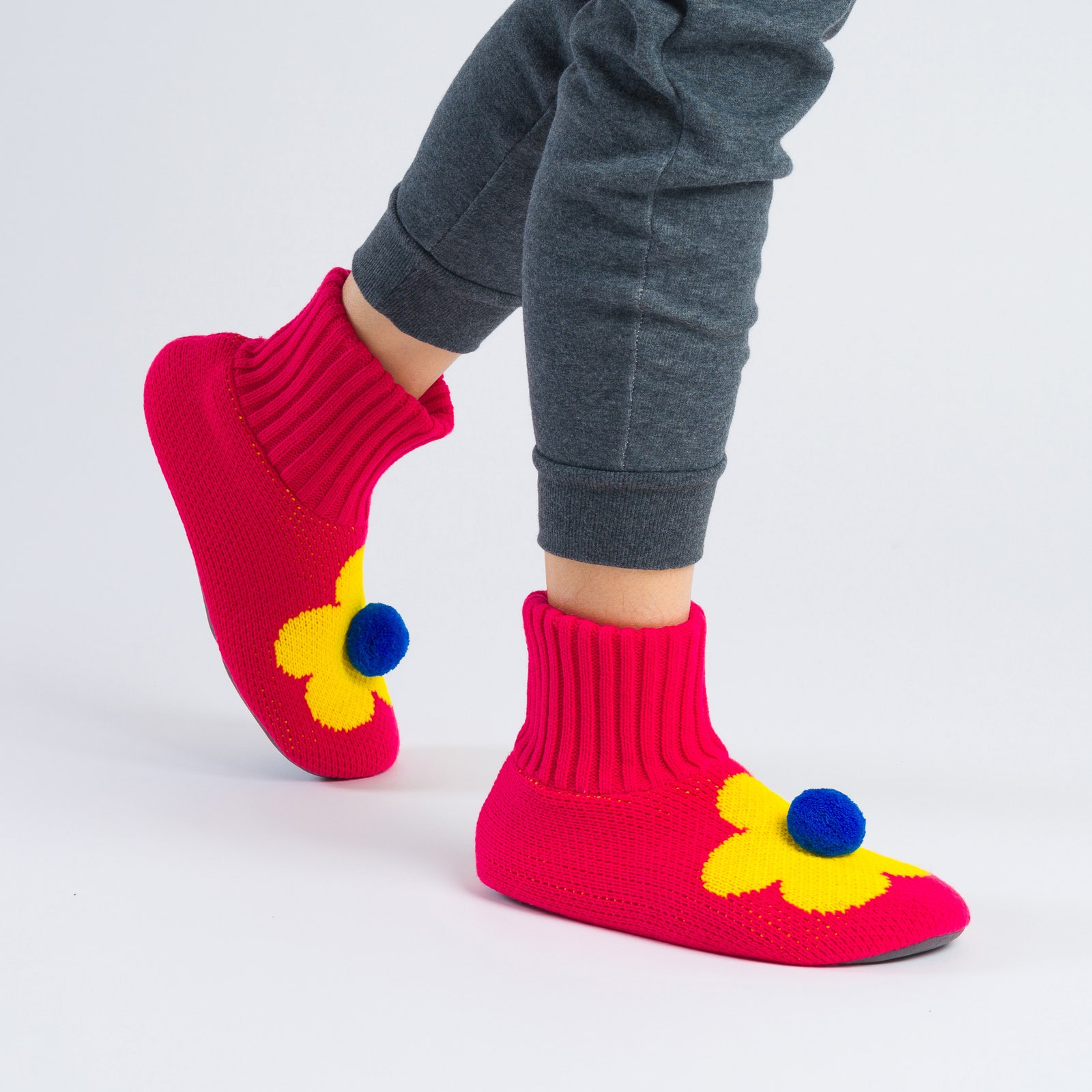 Closeup view of a model's feet wearing the Verloop Flower Slippers