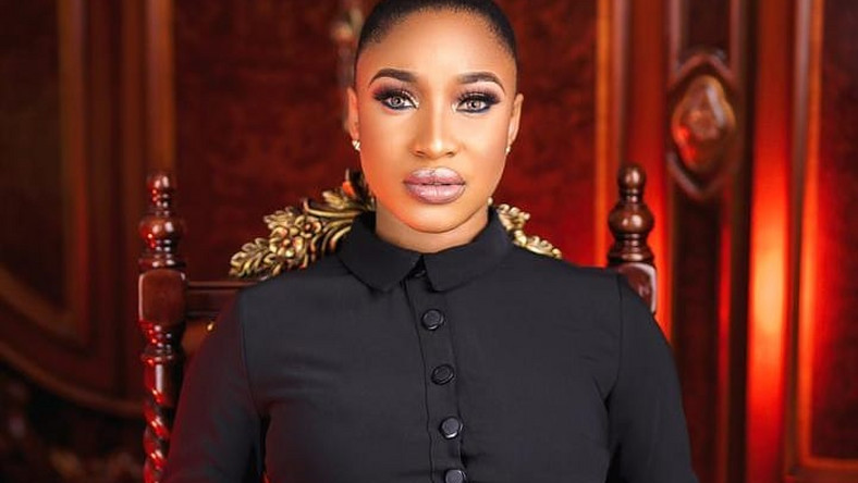 Unhappy Tonto Dikeh Takes Off Her Shoes In Public After Going To A Wrong  Event (Video) 
