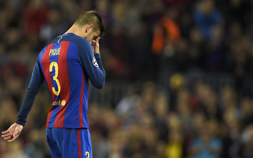 Barcelona's defender Gerard Pique gestures as he leaves the pitch after resulting injured during the UEFA Champions League football match FC Barcelona vs Manchester City at the Camp Nou stadium in Barcelona on October 19, 2016. / AFP PHOTO / LLUIS GENE