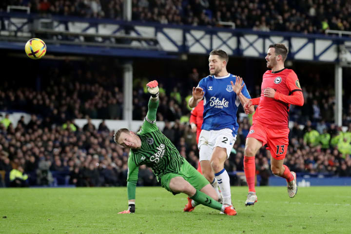 Pascal Gross, Jordan Pickford, James Tarkowski