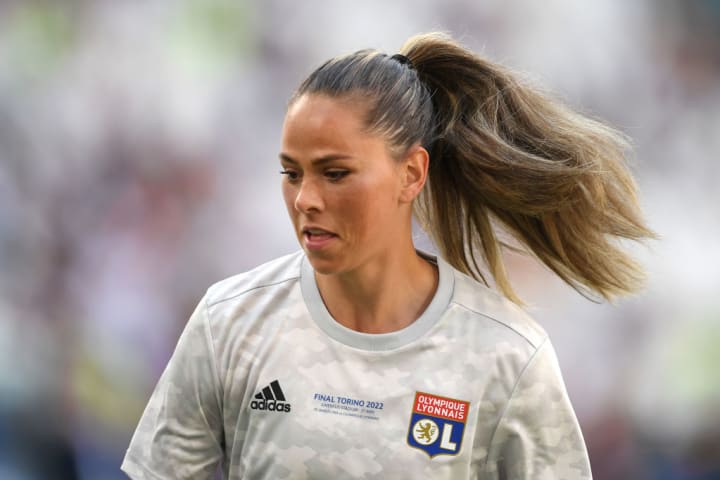 Sara Bjork Gunnarsdottir warming up for Lyon before the 2022 Champions League final