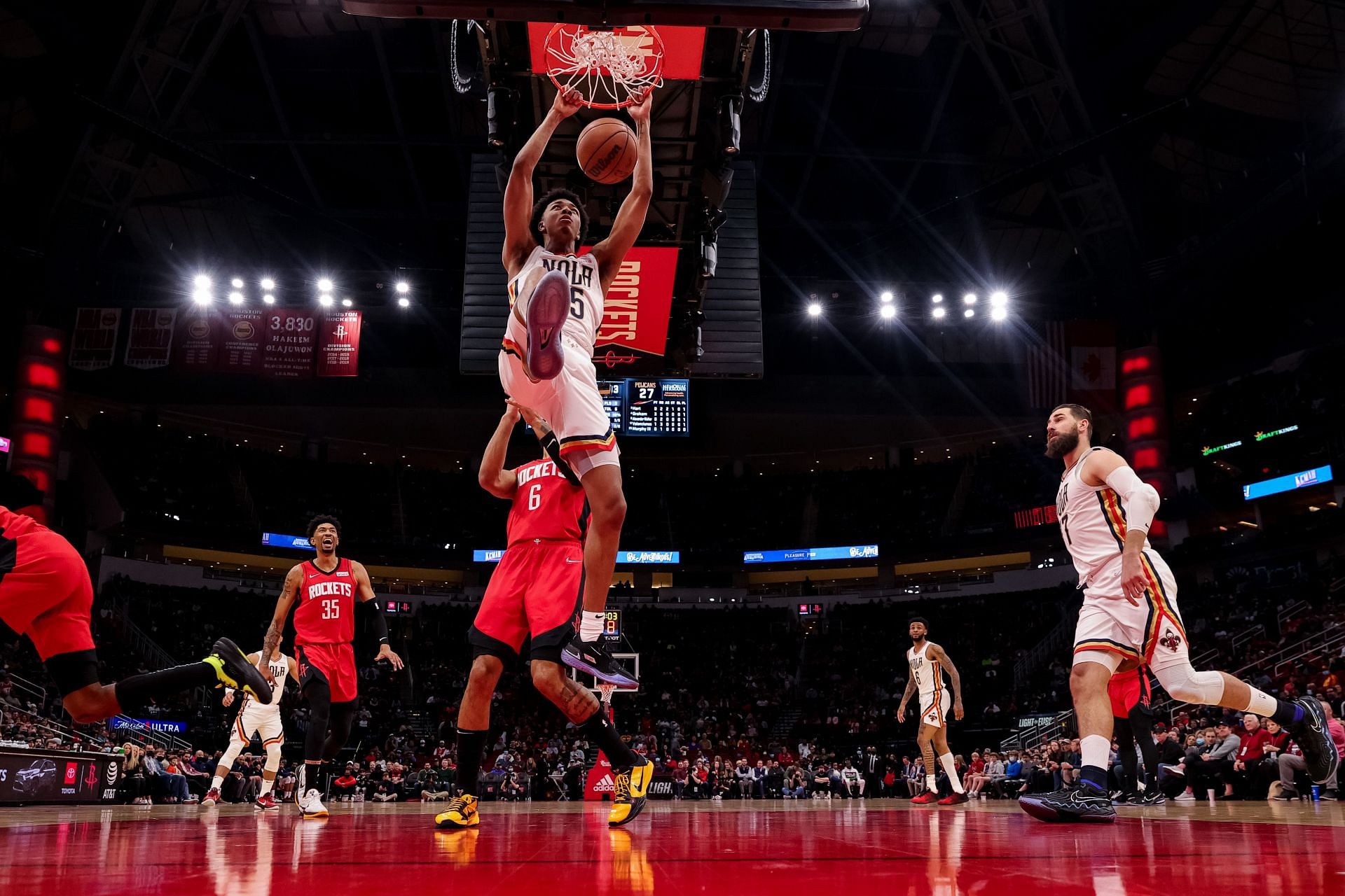 Murphy III loves rocking the rim with his high-flying dunks. (Image via Getty Images)