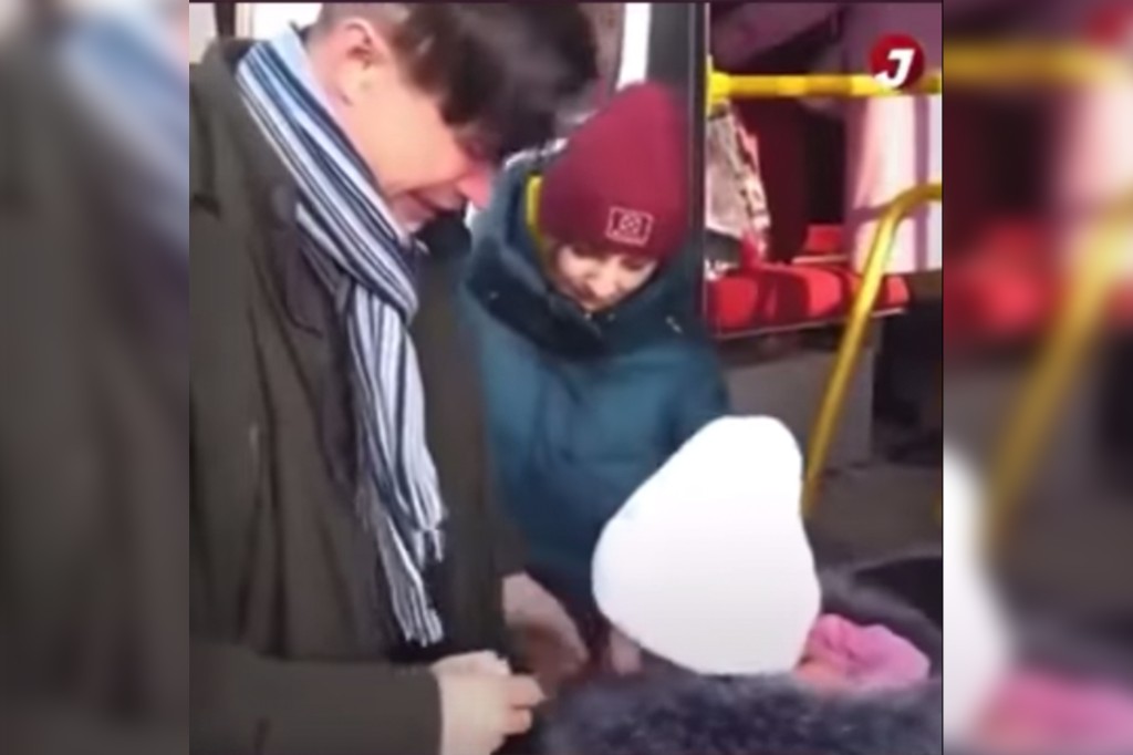 A viral video apparently shows an emotional father saying goodbye to his wife and daughter as they board an evasion bus.