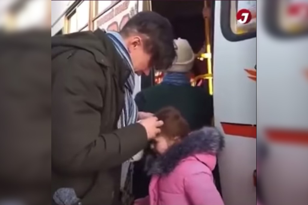 A viral video apparently shows an emotional father saying goodbye to his wife and daughter as they board an evasion bus.