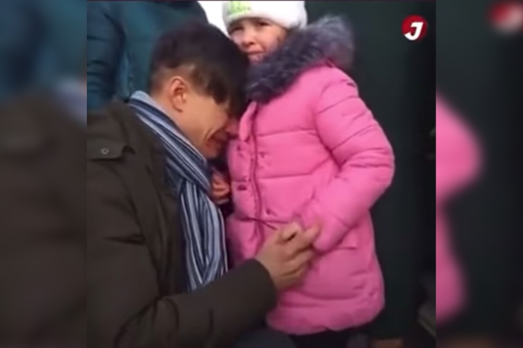 A viral video apparently shows an emotional father saying goodbye to his wife and daughter as they board an evasion bus.