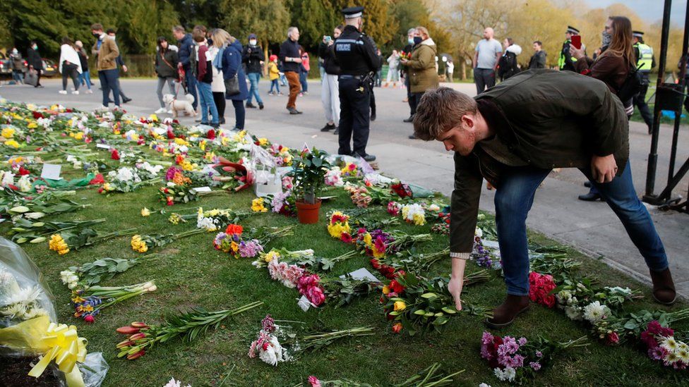 A person leaves flowers outside Windsor Castle