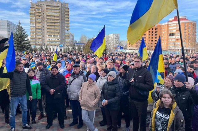 Crowds protest in Ukraine and Poland as Russia arrests more demonstrators