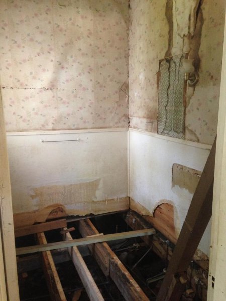 Letters from previous residents found hidden behind Nebraska home's mirror