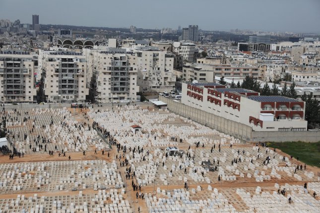 Rabbi Chaim Kanievsky buried in Israel; hundreds break through cemetery borders