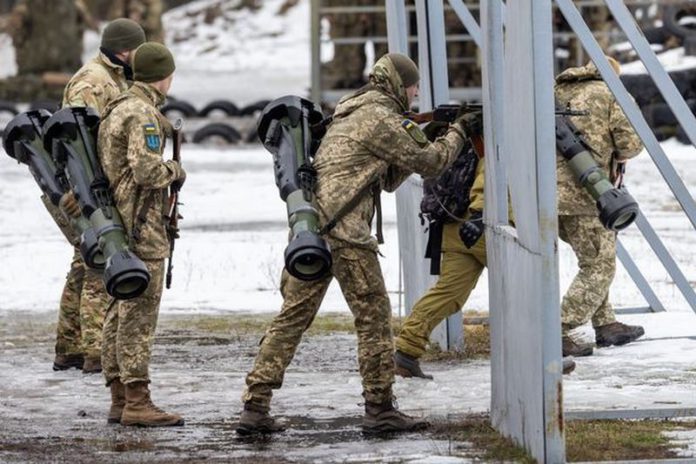 Ukrainian soldiers take part in a training exercise ( Image: Andy Commins / Daily Mirror)