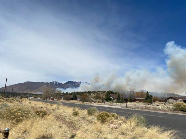 Arizona wildfire burns 6K acres; hundreds of household evacuated