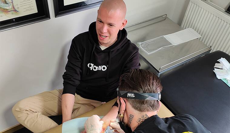 Lars Goossens getting his implant installed