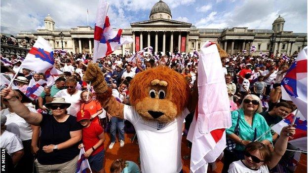 A lion was there to see the Lionesses