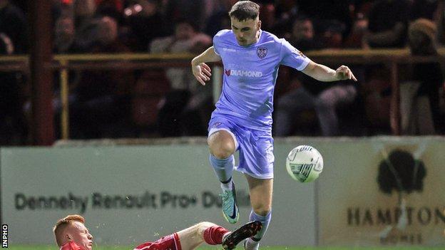 Ryan Graydon battles with Shelbourne's Shane Farrell at Tolka Park