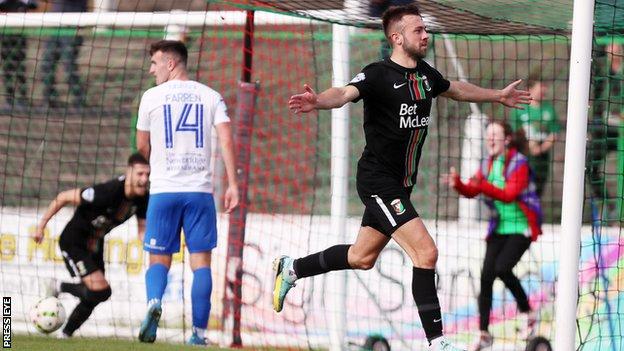 Conor McMenamin maintained Glentoran's unbeaten start