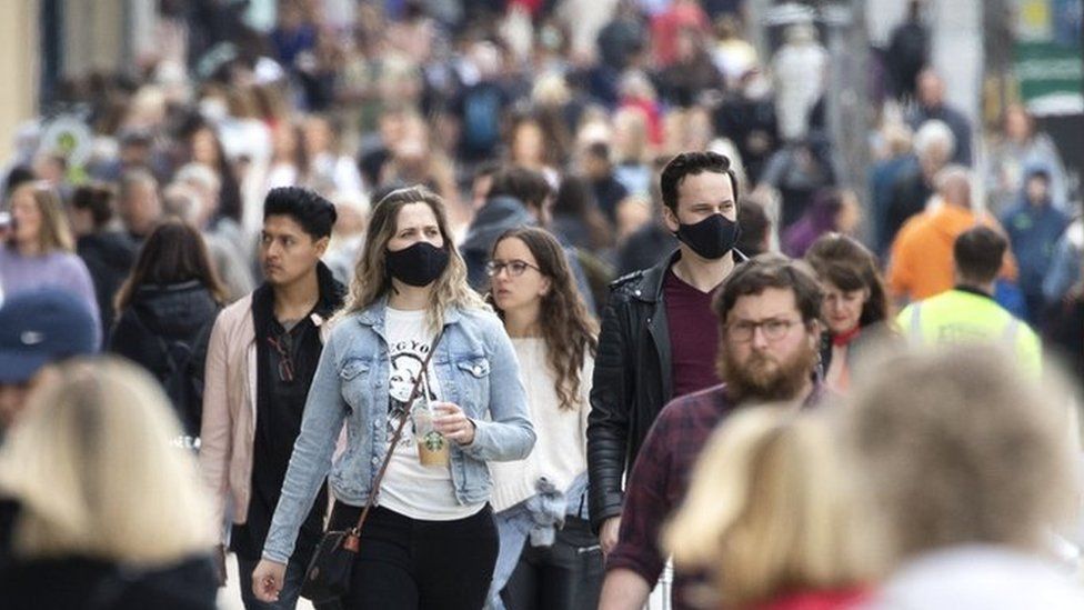 Shoppers in Edinburgh