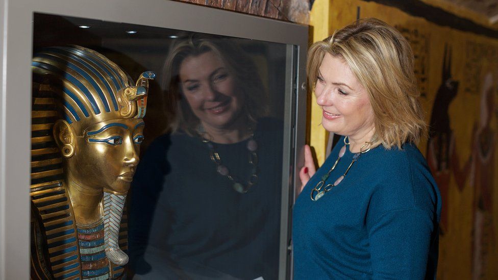 Lady Carnarvon looks at a replica of Tutankhamun's golden mask