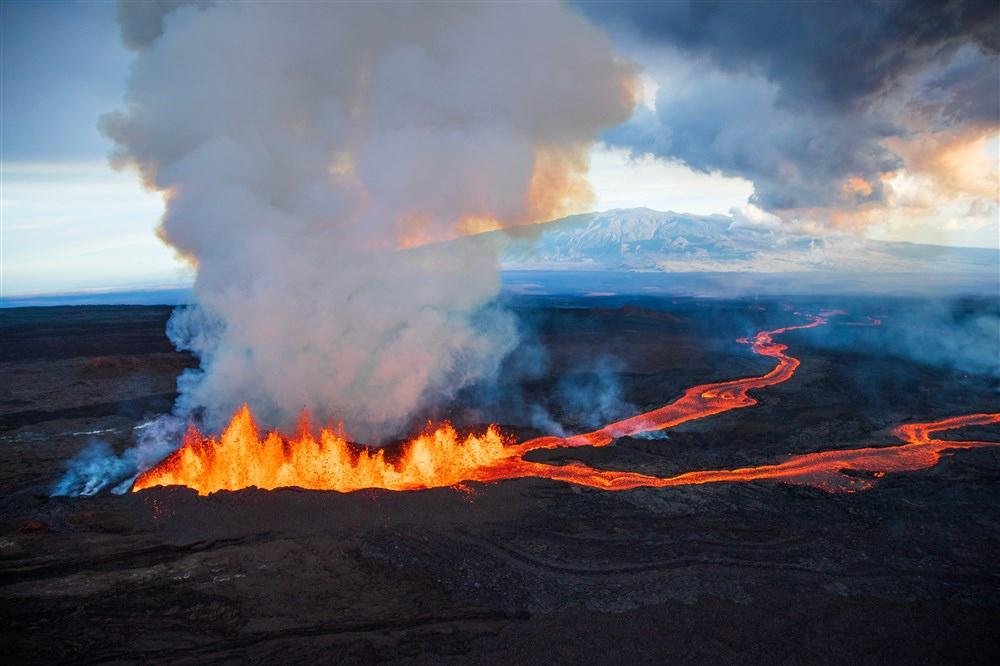 Lava from Mauna Loa slows, still endangers highways - Ghanamma.com