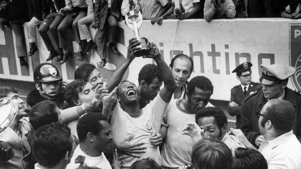 Brazilian team holding up World Cup in 1970