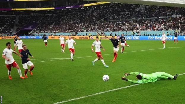 Olivier Giroud puts France ahead against Poland