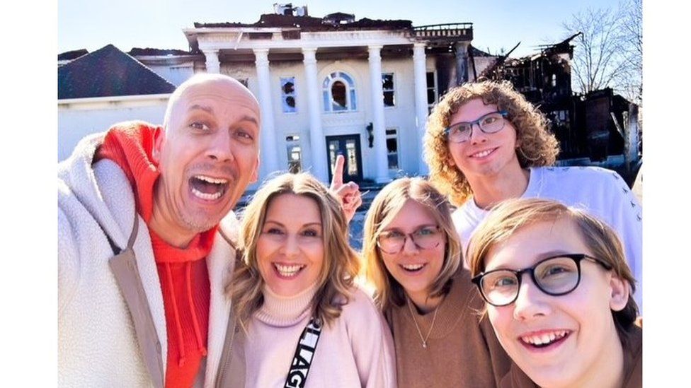 Mike Thakur and his family in front of the Tennessee mansion