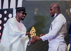 Lord Ibrahim Sani receiving an award at the Spotlight Creative Arts and Business Awards 2021