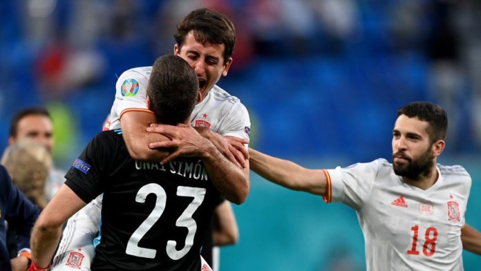 SAINT PETERSBURG, RUSSIA - JULY 02: Mikel Oyarzabal of Spain celebrates their side's victory in the penalty shoot out with team mate Unai Simon after the UEFA Euro 2020 Championship Quarter-final match between Switzerland and Spain at Saint Petersburg Sta Image credit: Getty Images