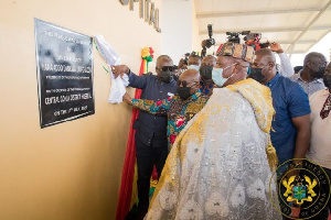 President Akufo-Addo with Yagbonwura commissioning the building