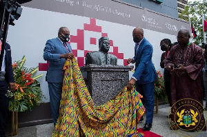 Wamkele Mene unveiling the statue of President Issoufou Mahamadou