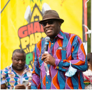 Papa Owusu-Ankomah addressing the crowd at Party in the park