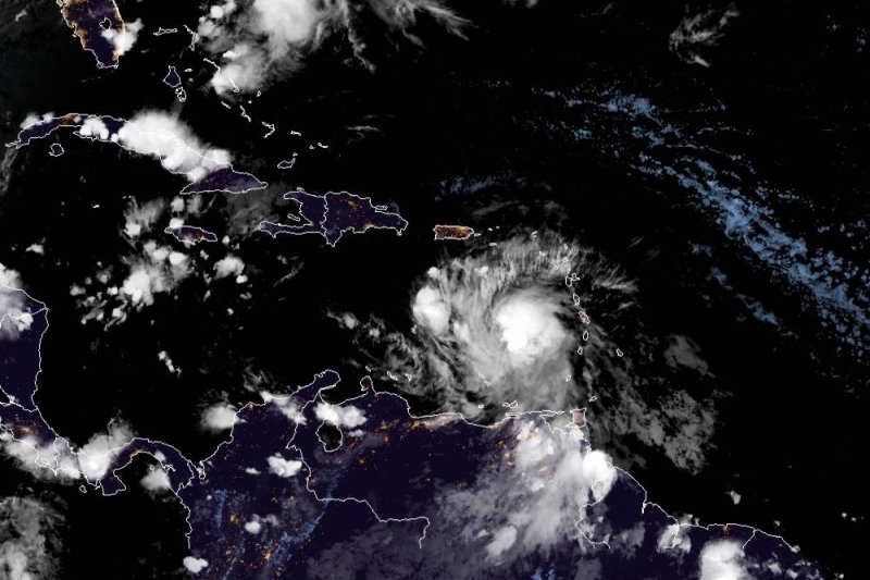 Elsa strengthens into Category 1 hurricane on path to ...