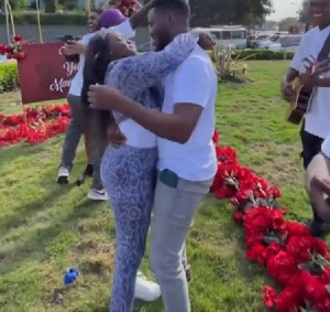 The young man pull a fake arrest on his girlfriend and proposed to her