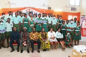 Mami Dufie Ofori with some of the students