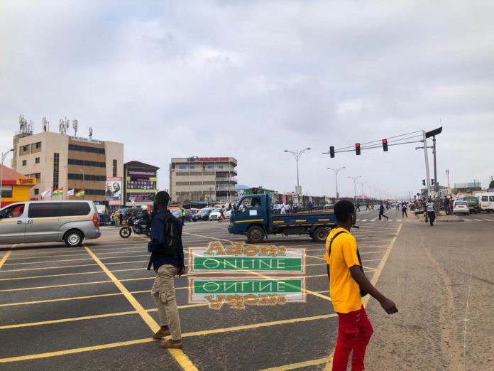 Drivers who usually ply Lapaz (Las Palmas) stretch on the N1 highway from Mallam-Nyamekye junction towards the Accra Mall would recognize that there are no traffic lights prompting them to traffic.