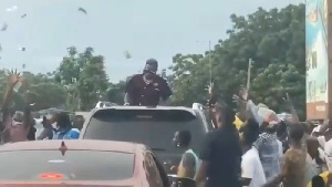 Dancehall artiste, Shatta Wale spraying money into a crowd