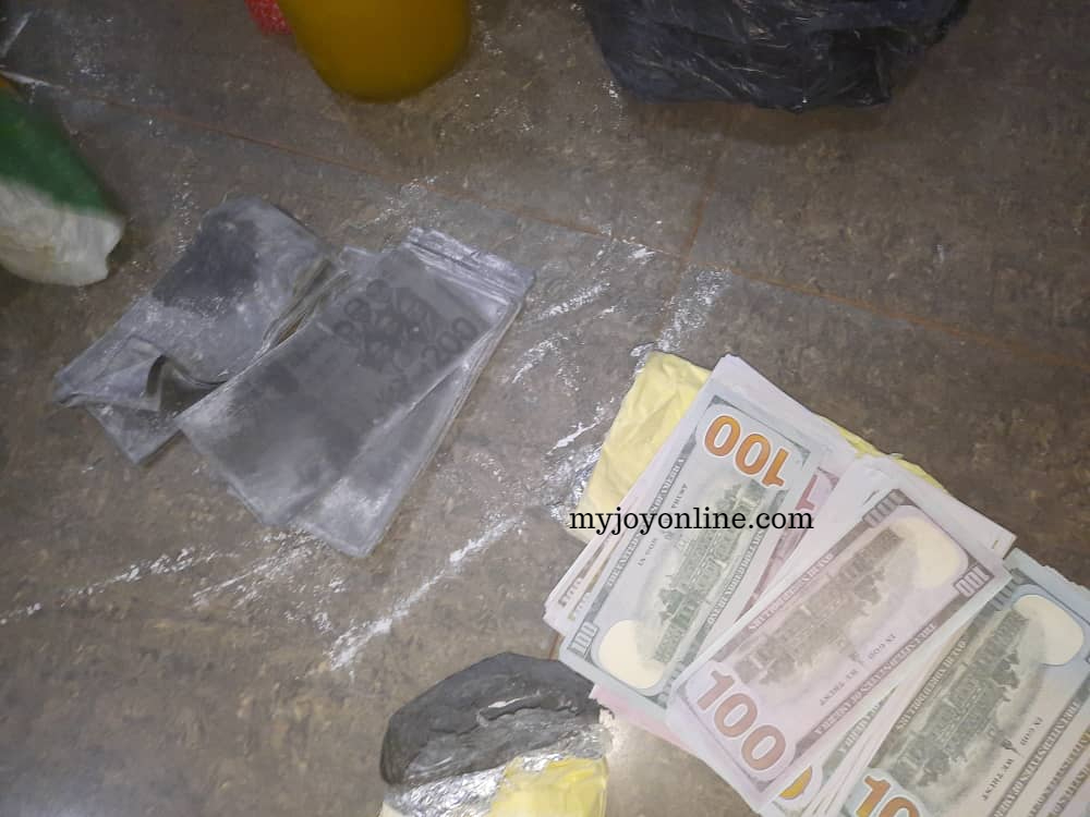 Police arrest 3 men in possession of fake dollars