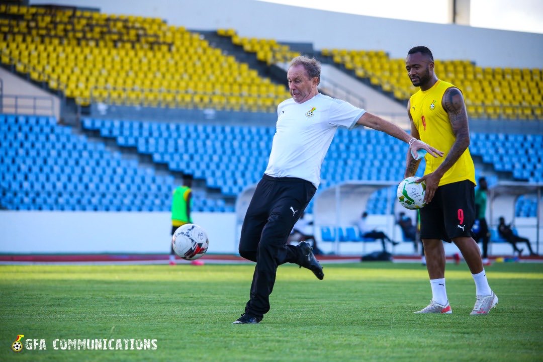 Milovan Rajevac teaches Black Stars forward Jordan how to shoot at training