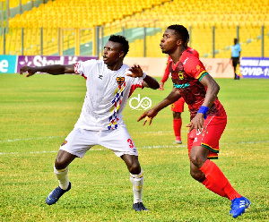 Hearts of Oak striker, Victor Aidoo(L)  Asante Kotoko defender, Ismail Ganiyu (R)