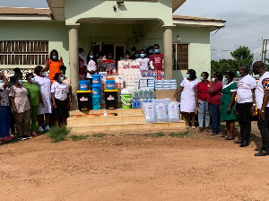 The Harvest Chapel International branch of Ashiyie presenting the items to Frafraha Health Center