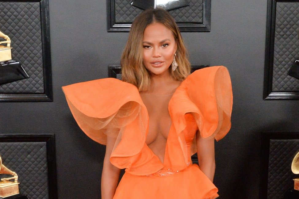 Chrissy Teigen weighs in on Erika Jayne drama: 'I don't knew if she knew'