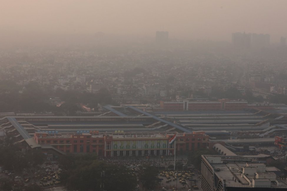 Officials weigh lockdown for New Delhi as pollution levels skyrocket