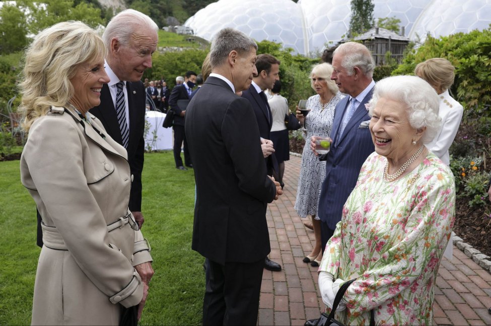 Queen Elizabeth misses Remembrance Day because of back sprain