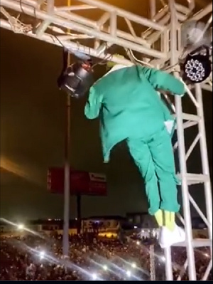 Shatta Wale climbing a scaffold