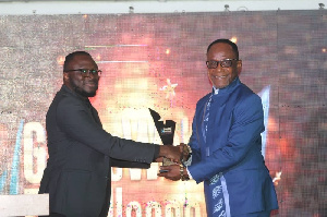 Bishop Samuel Nii Noi Mensah receiving his award