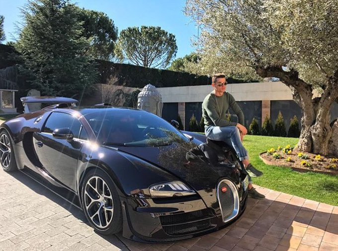 Cristiano Ronaldo's £1.7m Bugatti Veyron Image Source: @Cristiano Ronaldo / Twitter