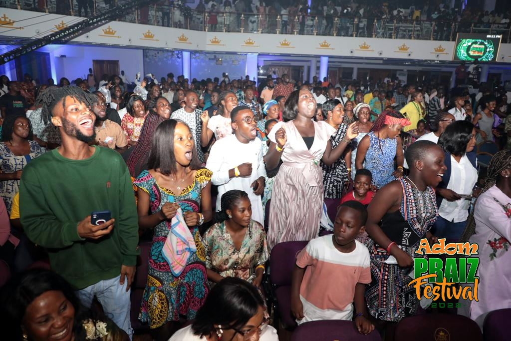 Travis Greene's wife takes the stage at 2022 Adom Praiz