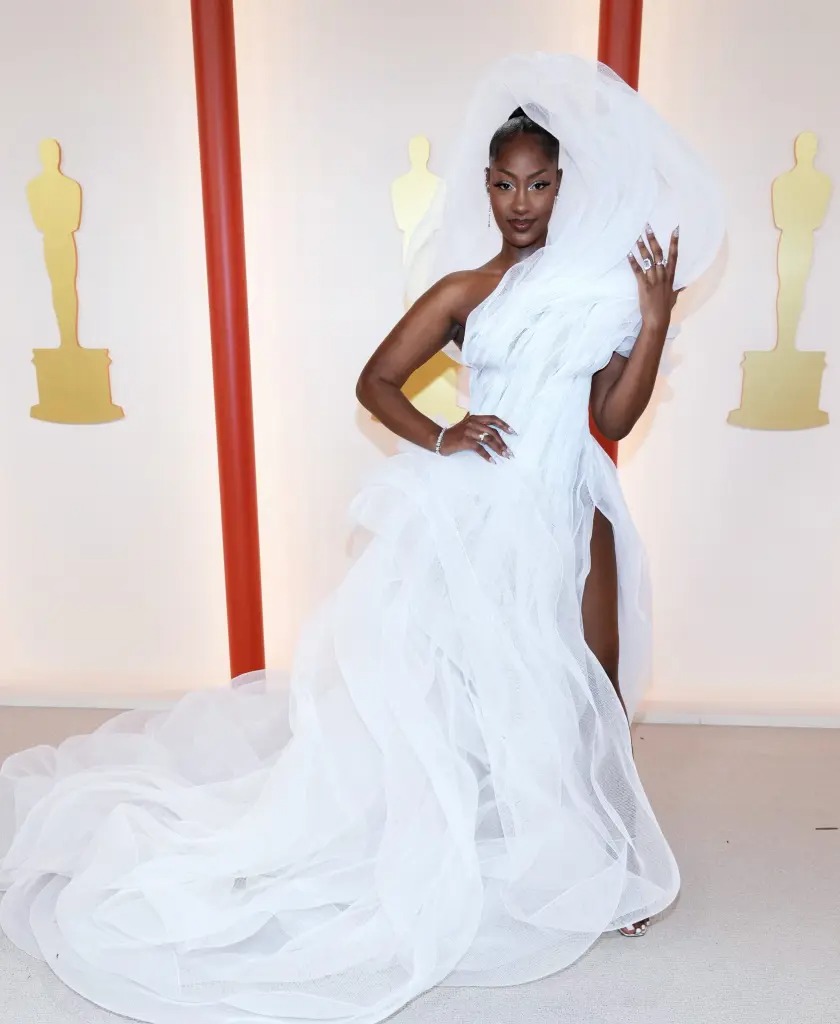 Tems criticised for viewblocking outfit at Oscars