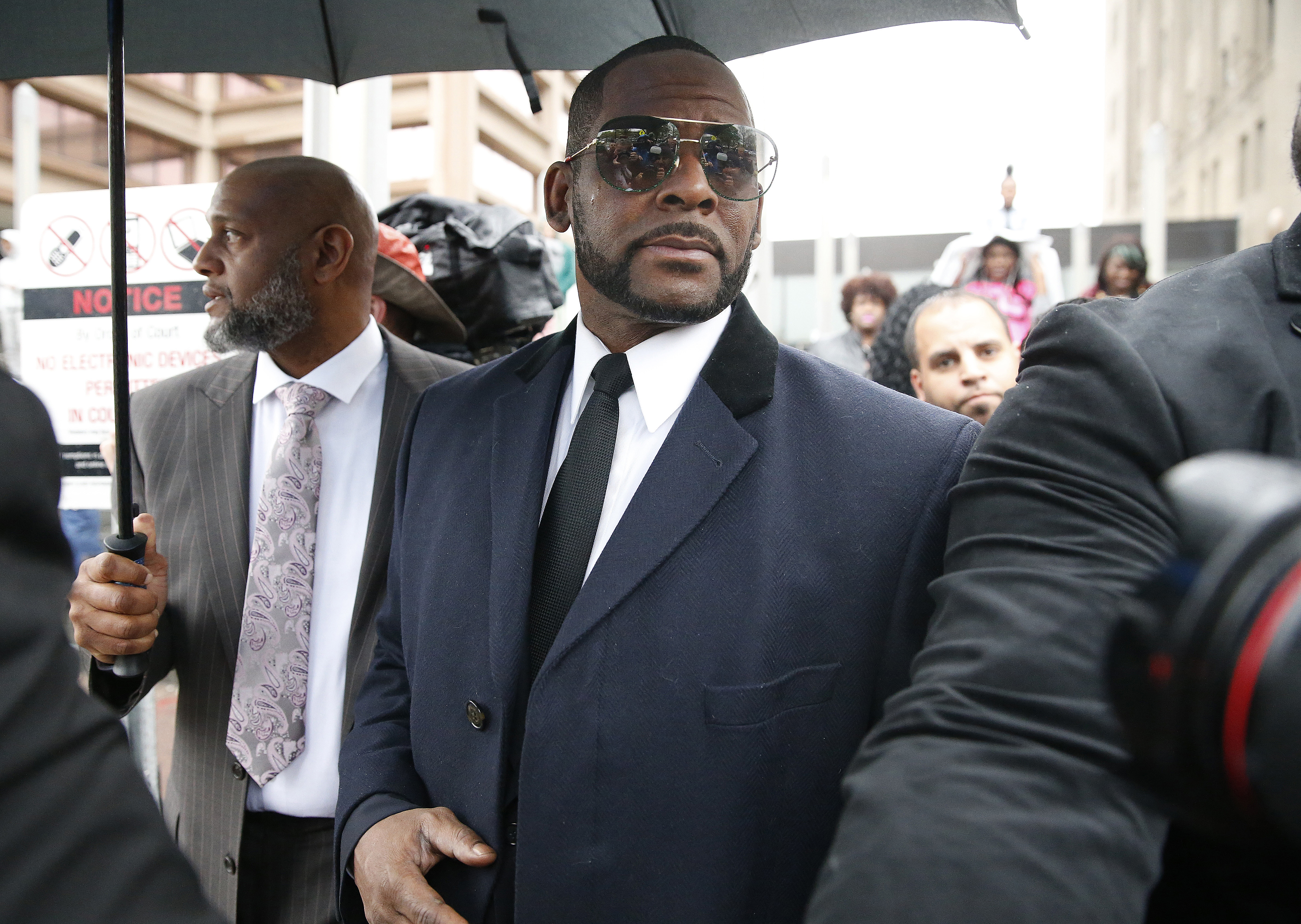 R. Kelly leaves the Leighton Courthouse on May 07, 2019 in Chicago, Illinois. 